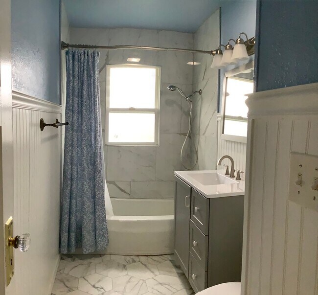 Building Photo - Beautifully Renovated 3-Bedroom Rambler with Bonus Room – East Bremerton