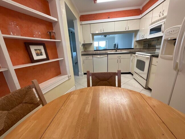 Building Photo - 14475 Strathmore Ln