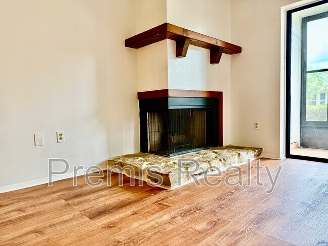 Building Photo - 141 Lakeside Dr