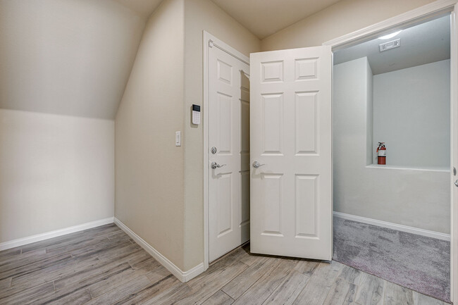 Building Photo - 706 Eros Ct