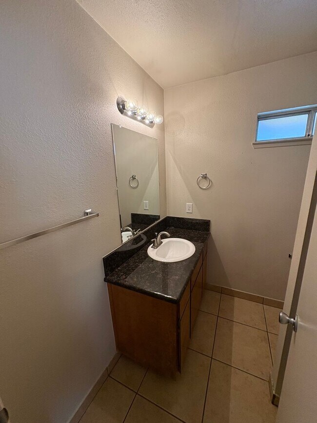 Building Photo - Cozy Home On Spacious Lot In Tulare Available Now!