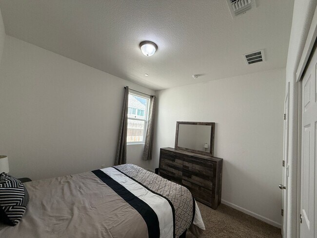 Building Photo - Must See! Fully furnished 3 bedroom, 2 bat...