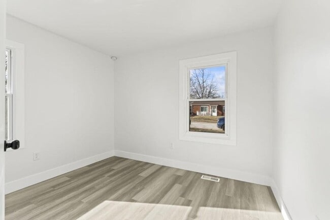 Building Photo - 4142 Meadowdale Dr