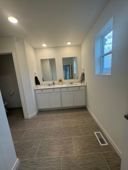 Master bathroom - 21998 Harvest Ave