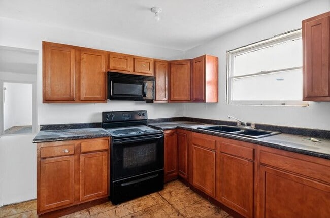 Building Photo - 2405 W 10th St