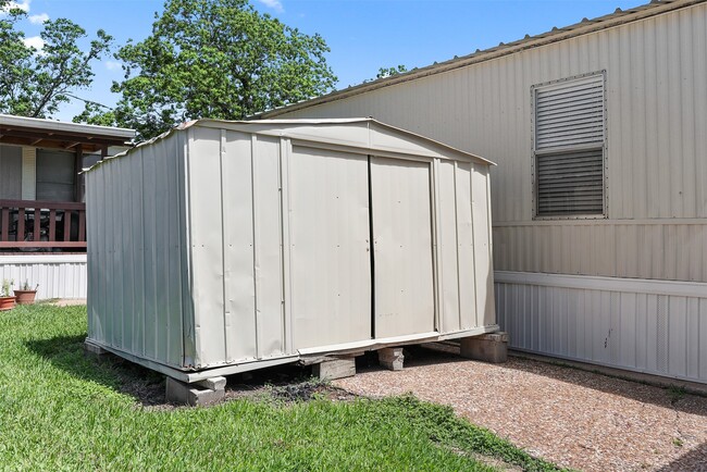 Building Photo - 2222 N Austin Ave