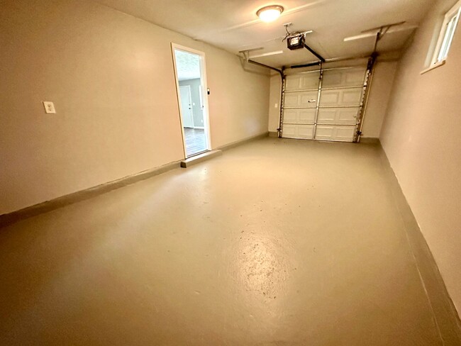 Building Photo - 400 Henrich Dr