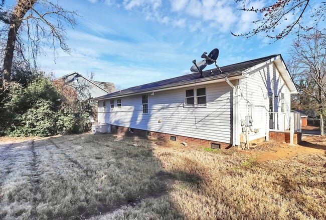 Building Photo - Newly renovated home - 3 Bed/2 Bath
