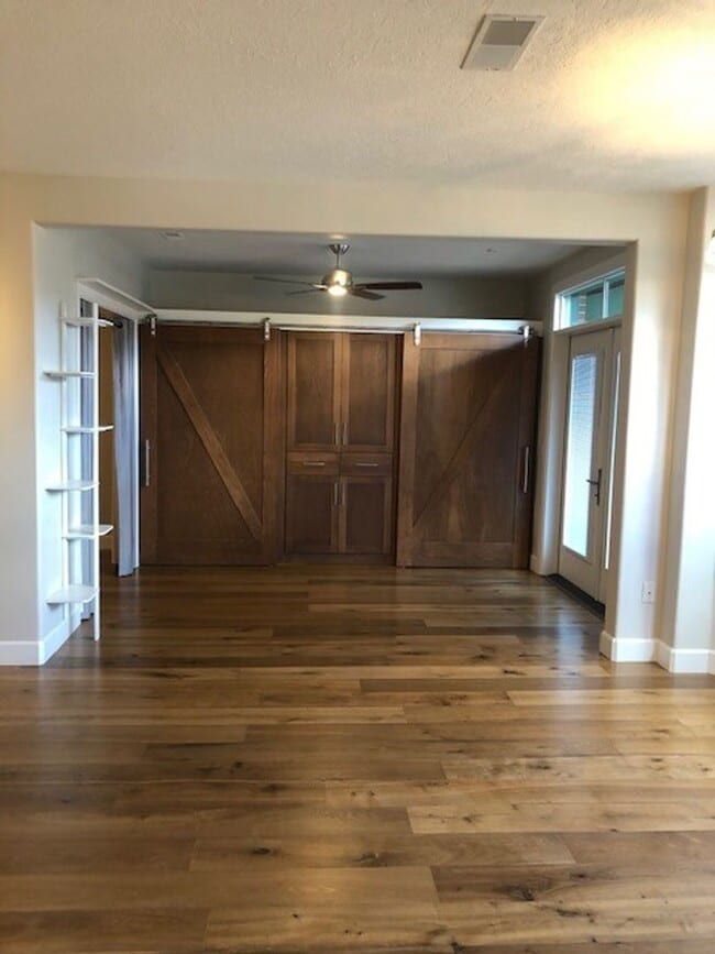 Building Photo - Stunning-Updated-Unfurnished Condo @ Hyde Park Place!