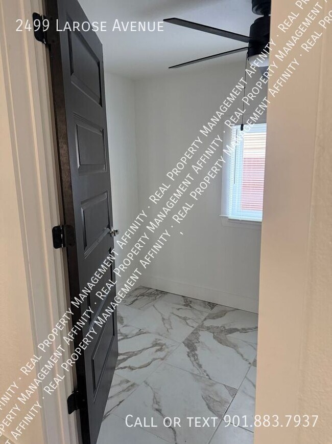 Building Photo - 2499 Larose Ave