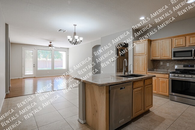 Building Photo - *$500 off the 1st full month's rent with a...