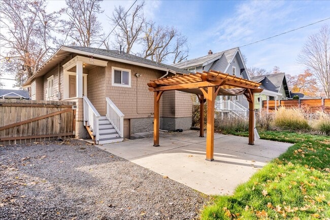 Building Photo - South Hill Charmer 3 bed, 1 bath available...