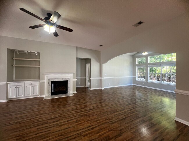 Building Photo - 404 Blackberry Ln