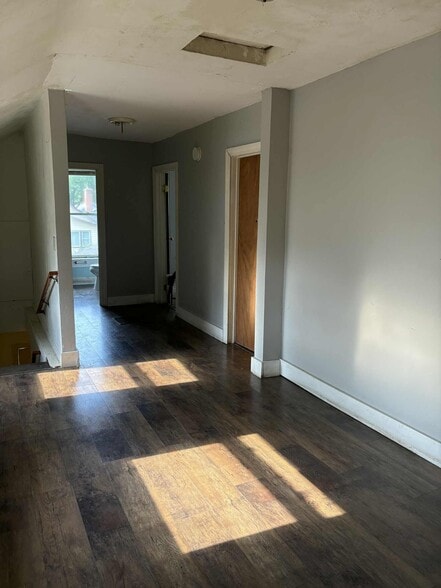 Building Photo - 945 W 9th St