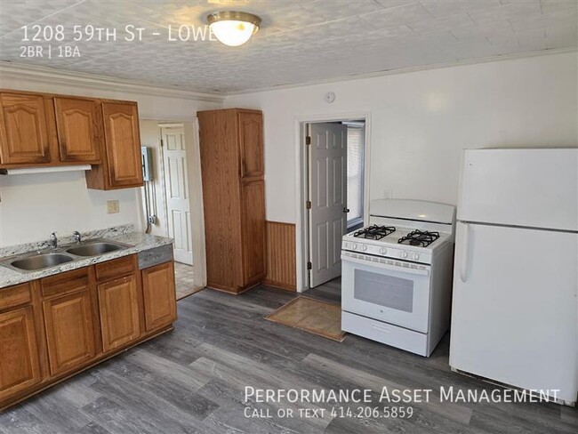 Building Photo - Charming 2-Bedroom Lower Unit Available 1/...