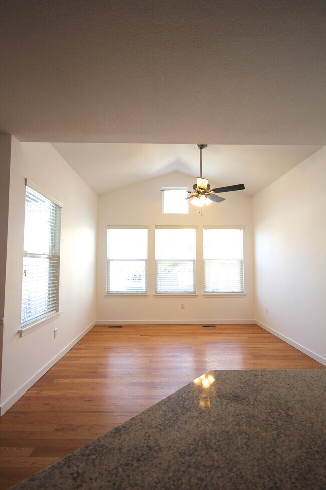 Building Photo - 141 Rowena Pl