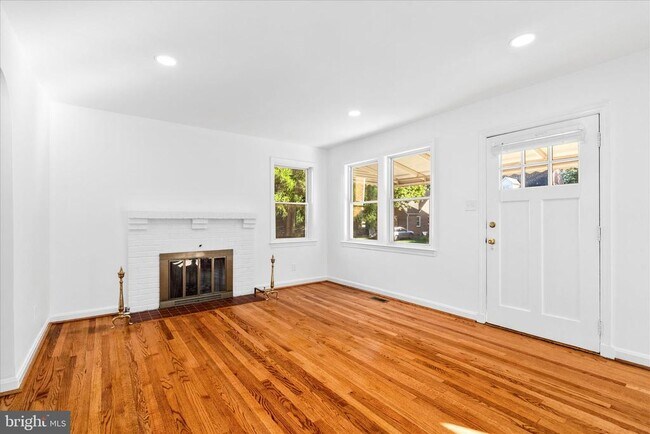 Building Photo - 117 W 14th St