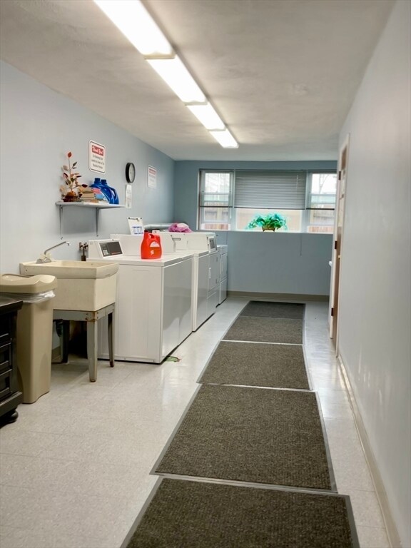 Building Photo - 924 Main St