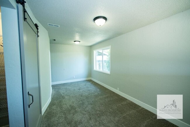 Building Photo - 1136 E Griffith Way