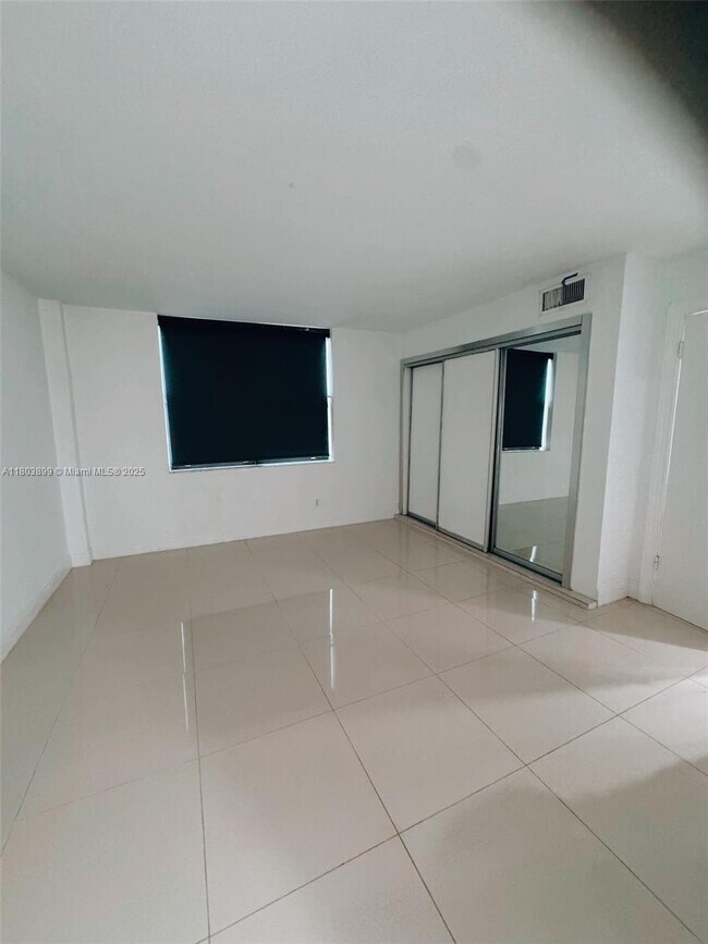 Building Photo - 1632 S Bayshore Ct