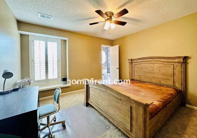 Building Photo - Beautiful Four Bedroom Home in a Quiet Neighborhood w/ an Updated Kitchen, Wood Floors, and a Fin...