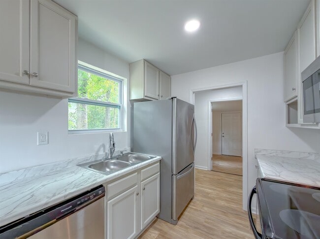 Building Photo - 1751 Pepper Dr