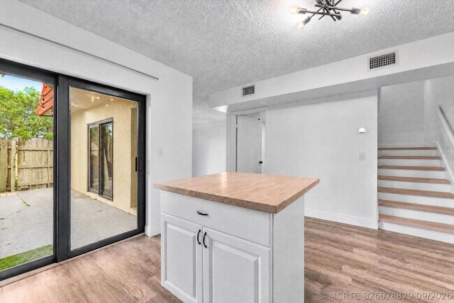 Building Photo - 3750 Victoria Dr