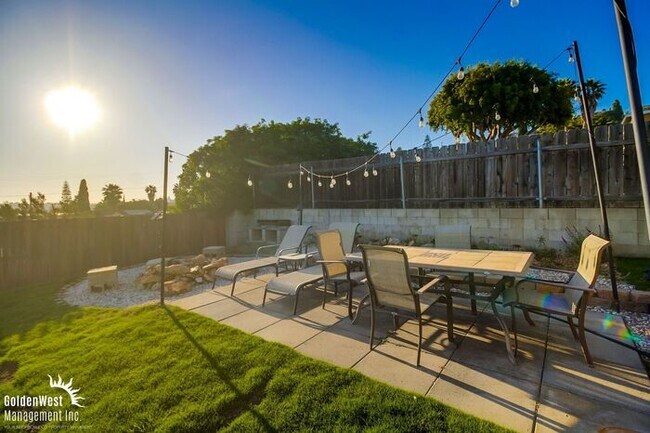 Building Photo - Scenic 4Bdm 2Ba Oasis with Panoramic Views...