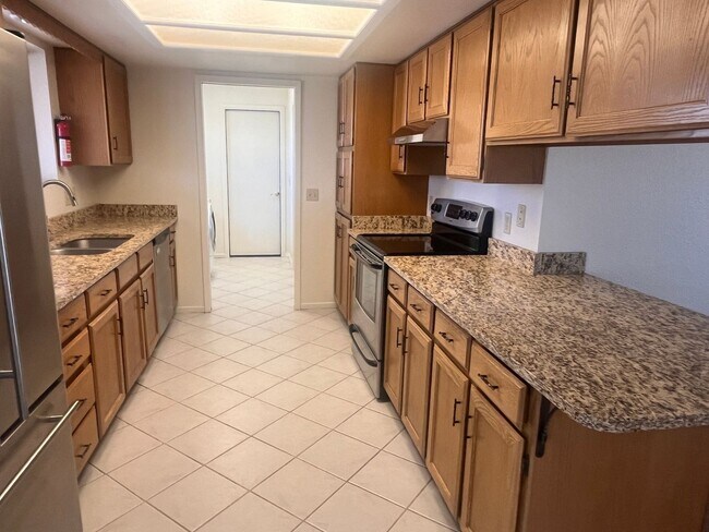 Building Photo - Lake views, lake views, lake views! Longte...