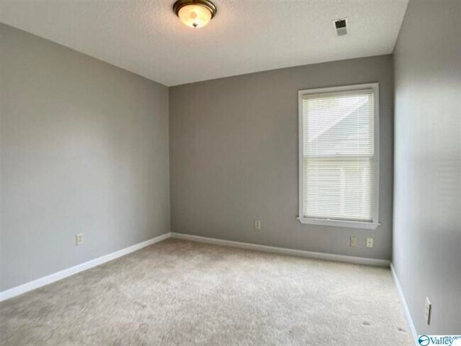 Building Photo - 158 Hollington Dr NE