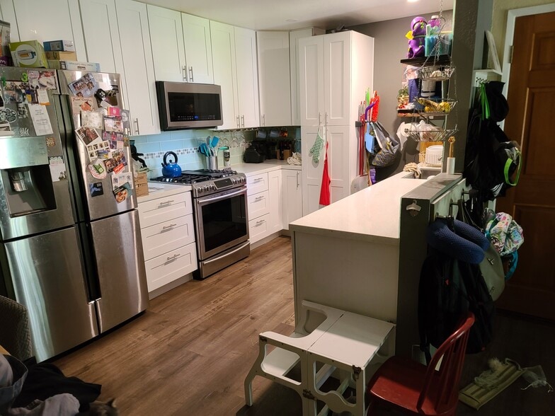 Kitchen, w/ occupants - 3400 Santa Maria Way