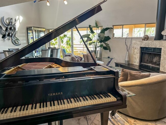 Building Photo - 1635 Royal Palm Dr S