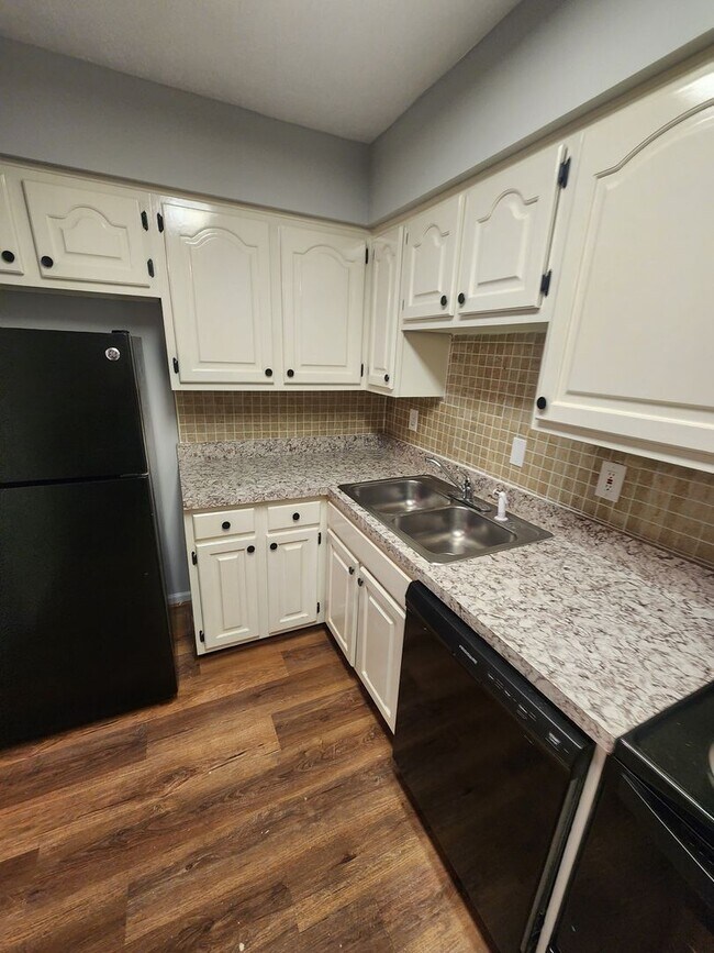 Building Photo - Beautiful 2 bedroom 1 bath 2nd floor condo...