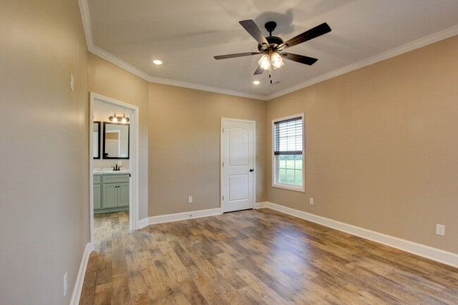 Building Photo - 135 Riverbend Dr