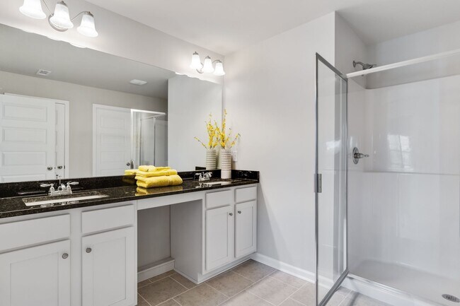 Building Photo - 3 BEDROOM TOWNHOME IN OAKWOOD! Rabun Floorplan