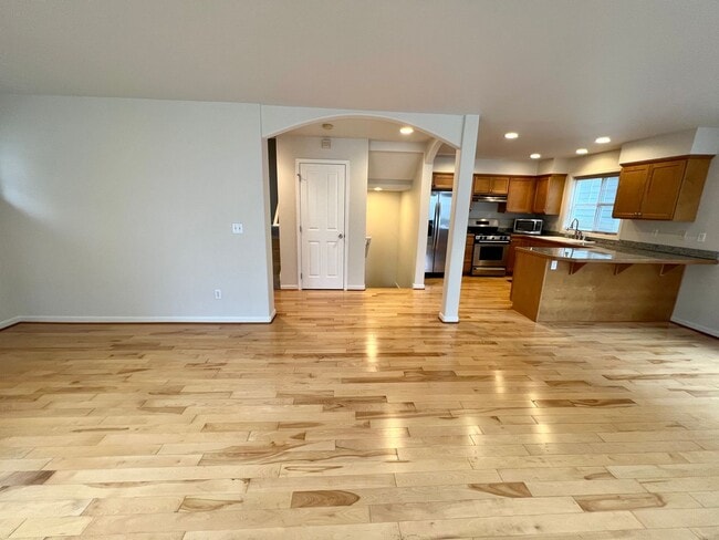 Building Photo - Capitol Hill/Madison Valley Townhouse