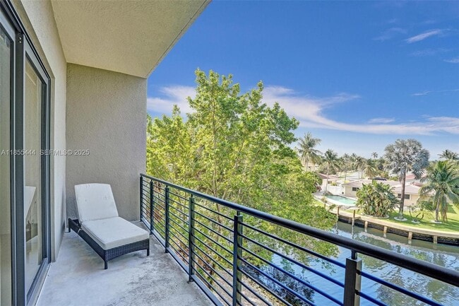 Building Photo - 516 SE 1st Cir