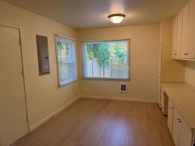 Building Photo - Updated 2 bedroom 1 bathroom house in Eugene!