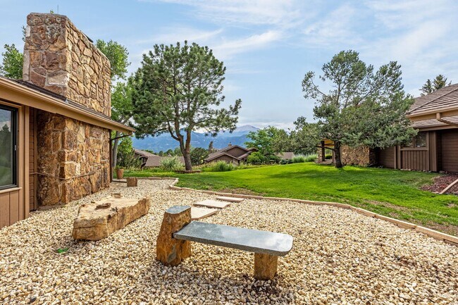Building Photo - Fully Furnished Executive Townhome in Kiss...