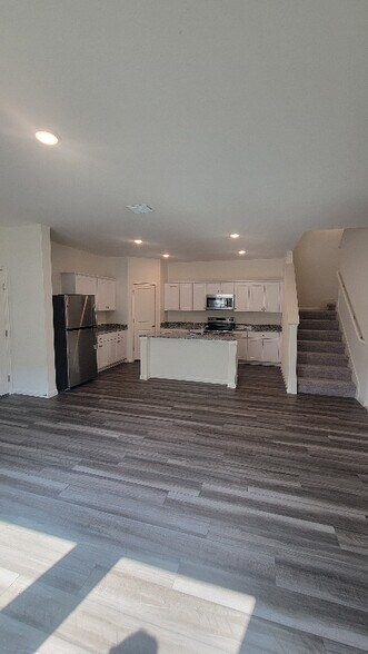 Building Photo - 16100 Larustinus St