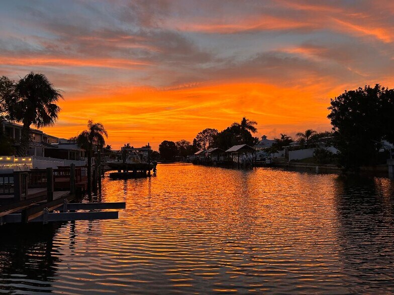 Building Photo - 8733 Bay Pointe Dr