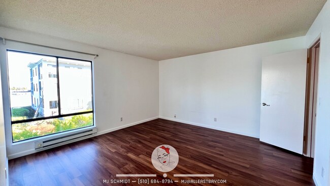 Building Photo - Large corner 2 bedroom surrounded by breathtaking Bay views!