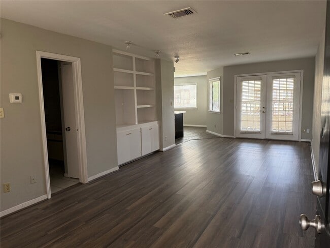 Building Photo - 6107 Snug Harbor Blvd