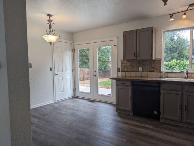 Building Photo - Newly updated 3/2 in North Longmont!