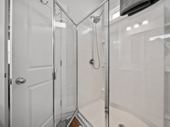 Building Photo - 338 Edgewater Wy