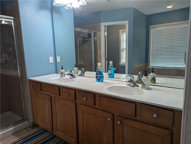 Building Photo - 815 Earlham Dr