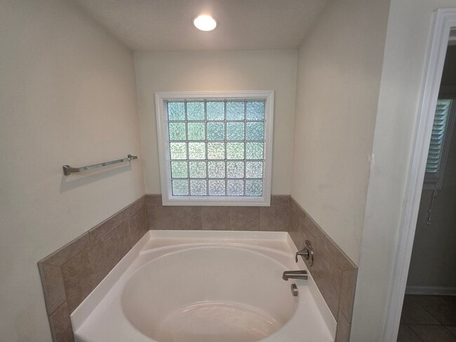 Building Photo - Nice 3 bedroom, 2 bath home with 2 car gar...