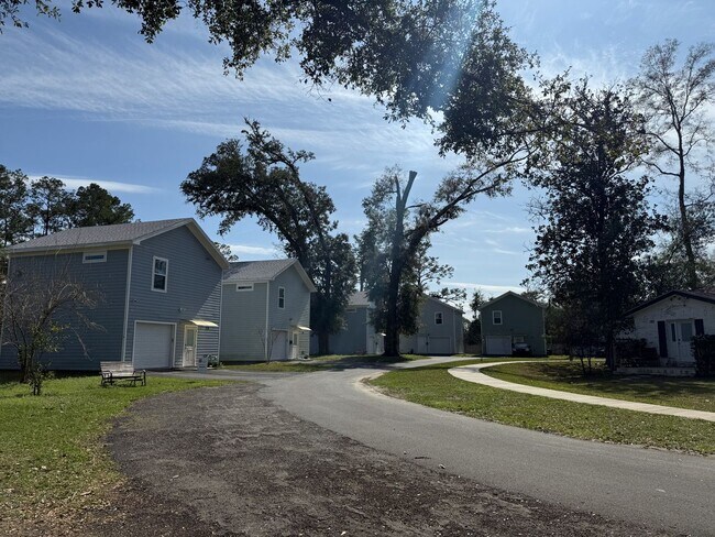 Building Photo - Spring Special! ONE MONTH FREE RENT! Moder...