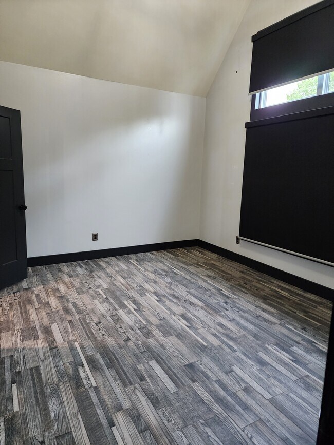 Large bedroom with automatic blinds - 16271 E 82nd St N