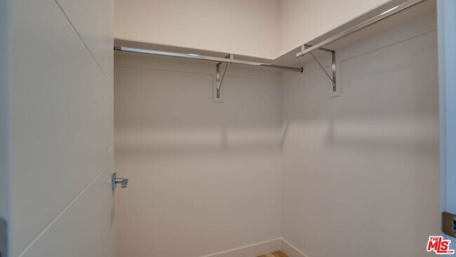 Building Photo - 1540 S Hayworth Ave